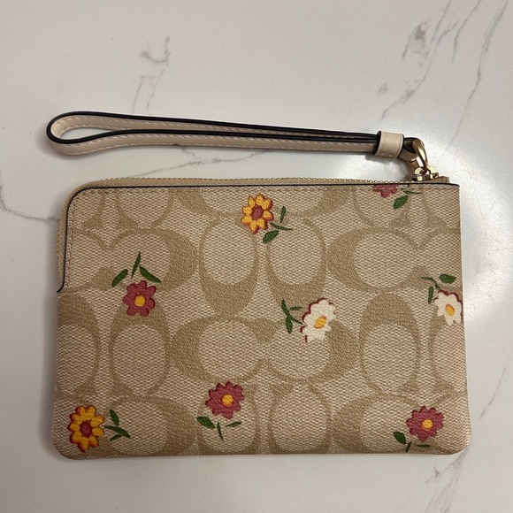 Coach Corner Zip Wristlet Canvas Nostalgic Ditsy Print, limited edition- EUC - Picture 6 of 13